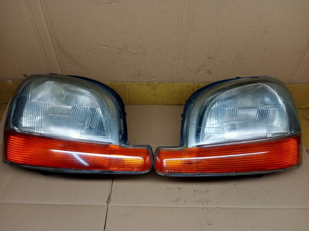 Komplet reflektorów lamp przód Kangoo I 99 rok