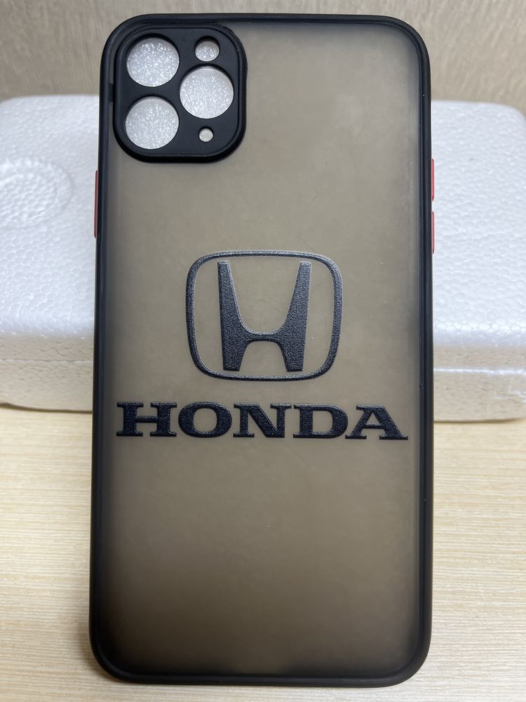 Продам чехлы и защитное стекло на iPhone 11 Pro Max