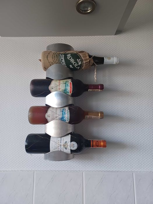 Stojak Na wino . Metalowy
