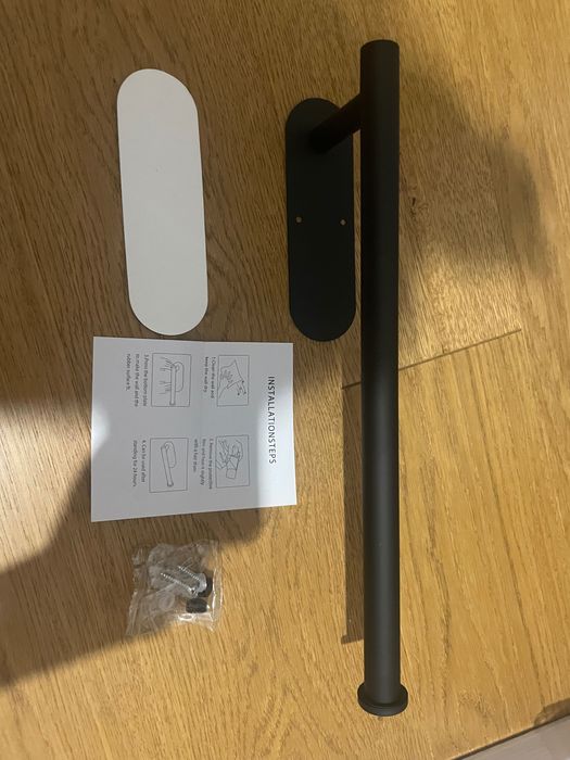 Uchwyt na ręcznik papierowy przyklejany lub przykręcany czarny mat