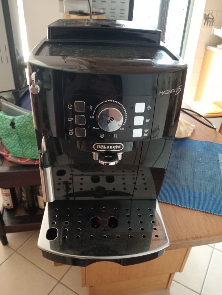 Máquina Café Delonghi Magnífica S