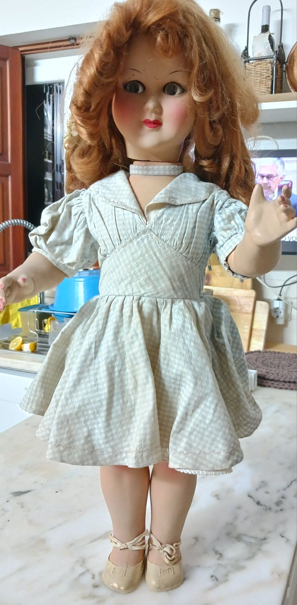 Boneca holandesa de porcelana com cabeleira
