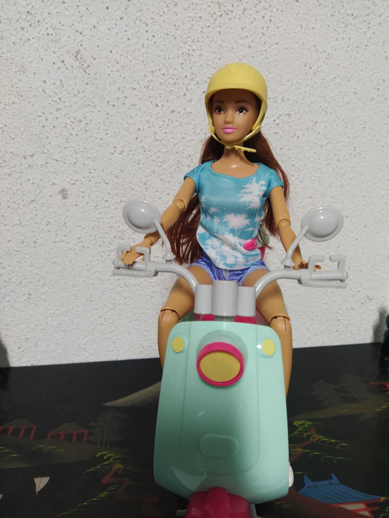 Barbie em Moto Scooter - RESERVADA
