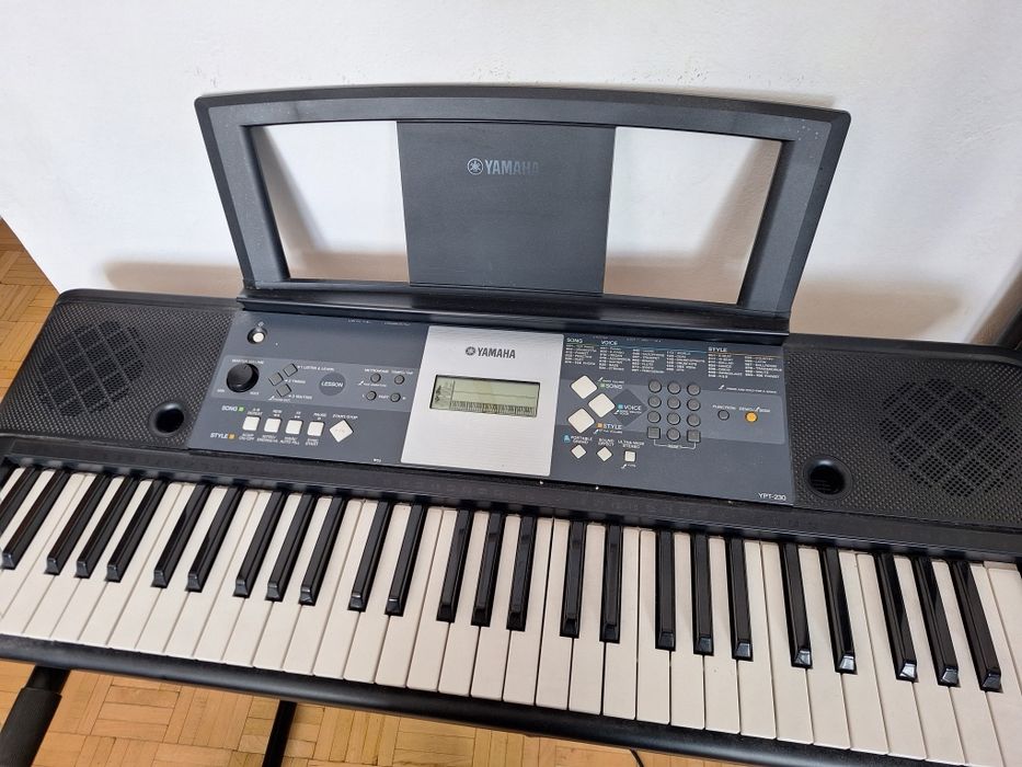 Keyboard Yamaha YPT-230 ze stojakiem