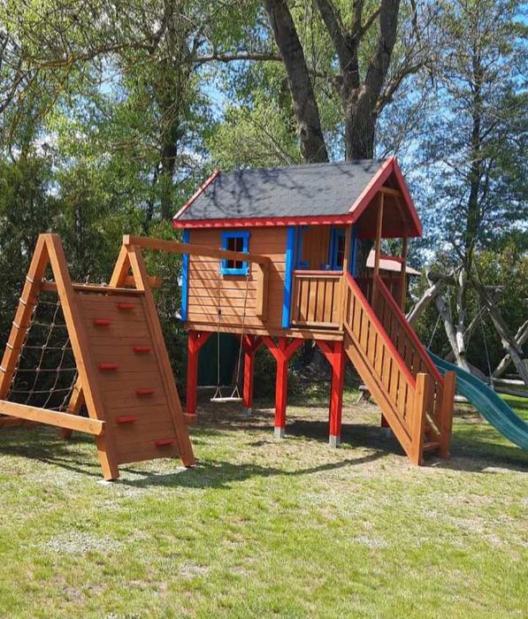 Plac zabaw dla dzieci, domek dla dzieci