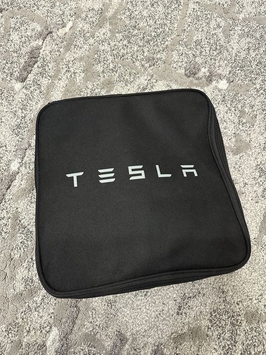 Зарядний пристрій Tesla