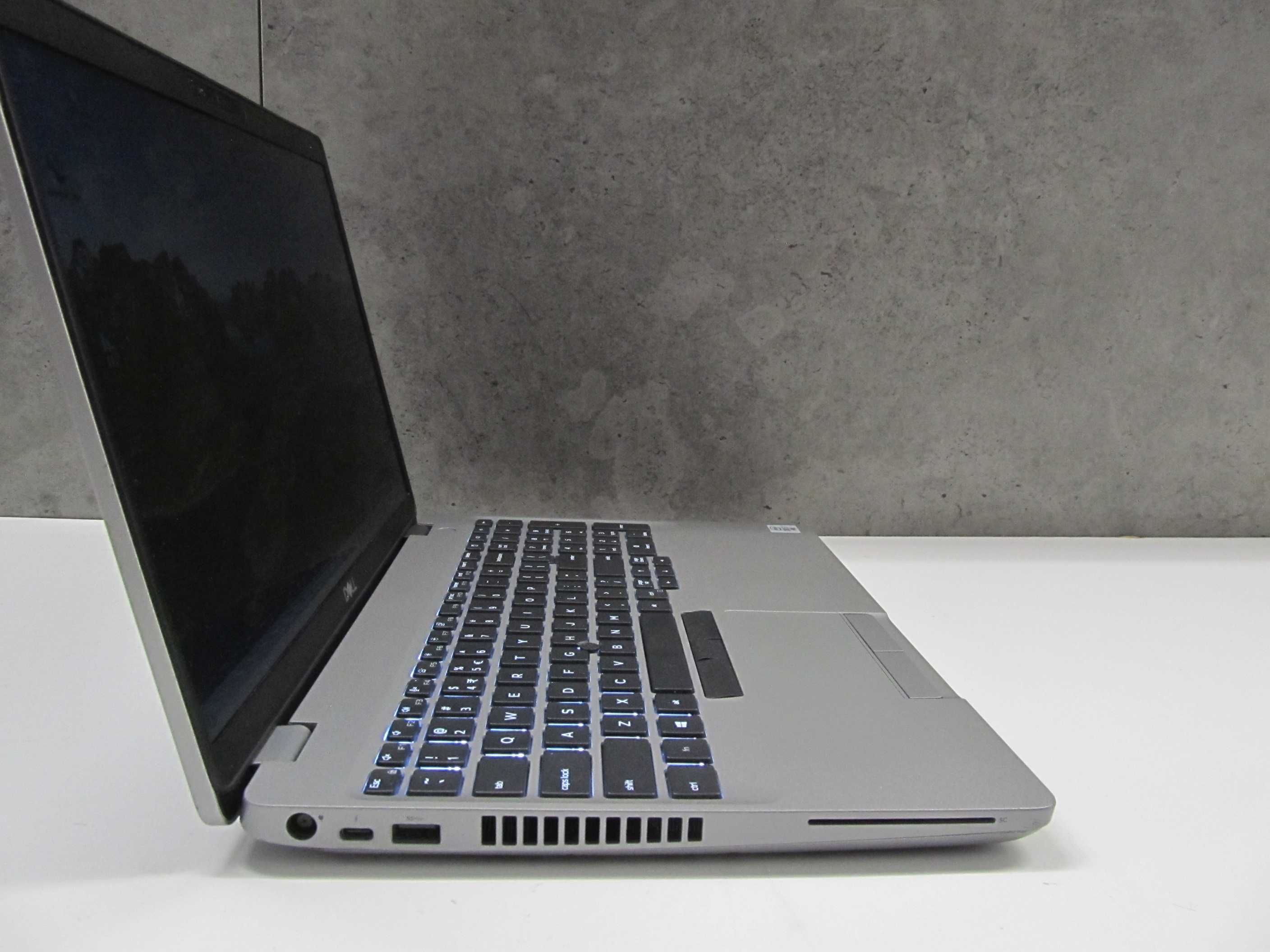 B. Mocny Dell Latitude 5511 i7 12x5.10 GHz ram 16GB 512SSD FHD  Laptop