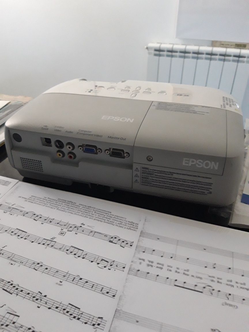 Retroprojetor EPSON em estado novo.