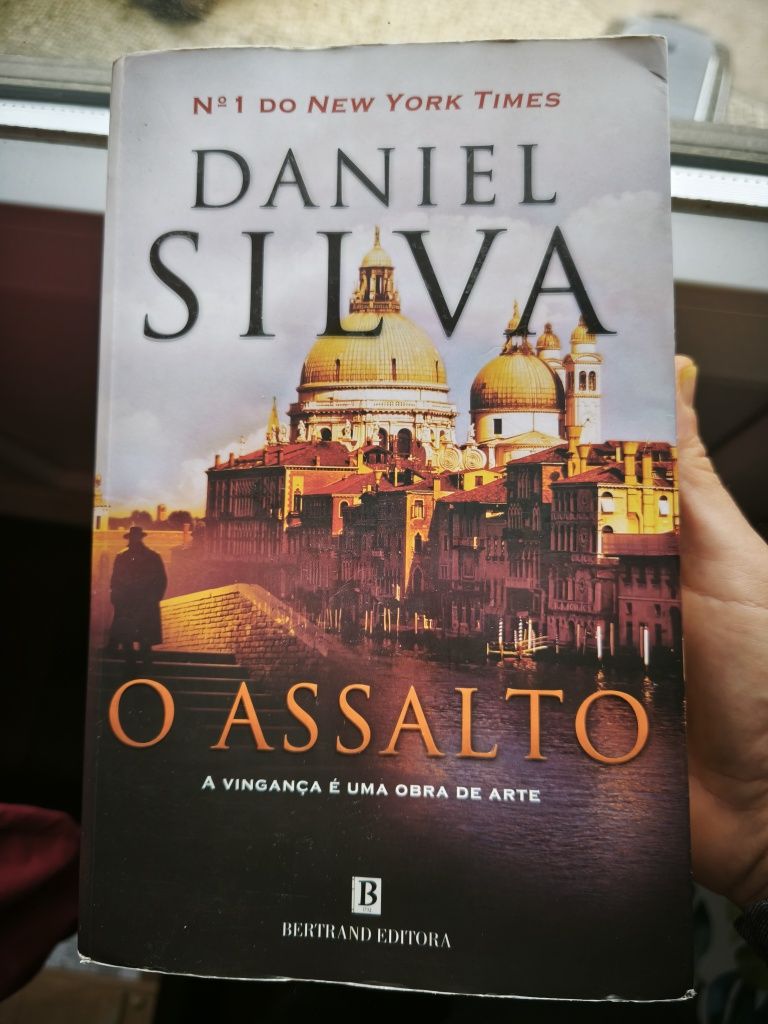 Livro de Daniel Silva "O assalto"