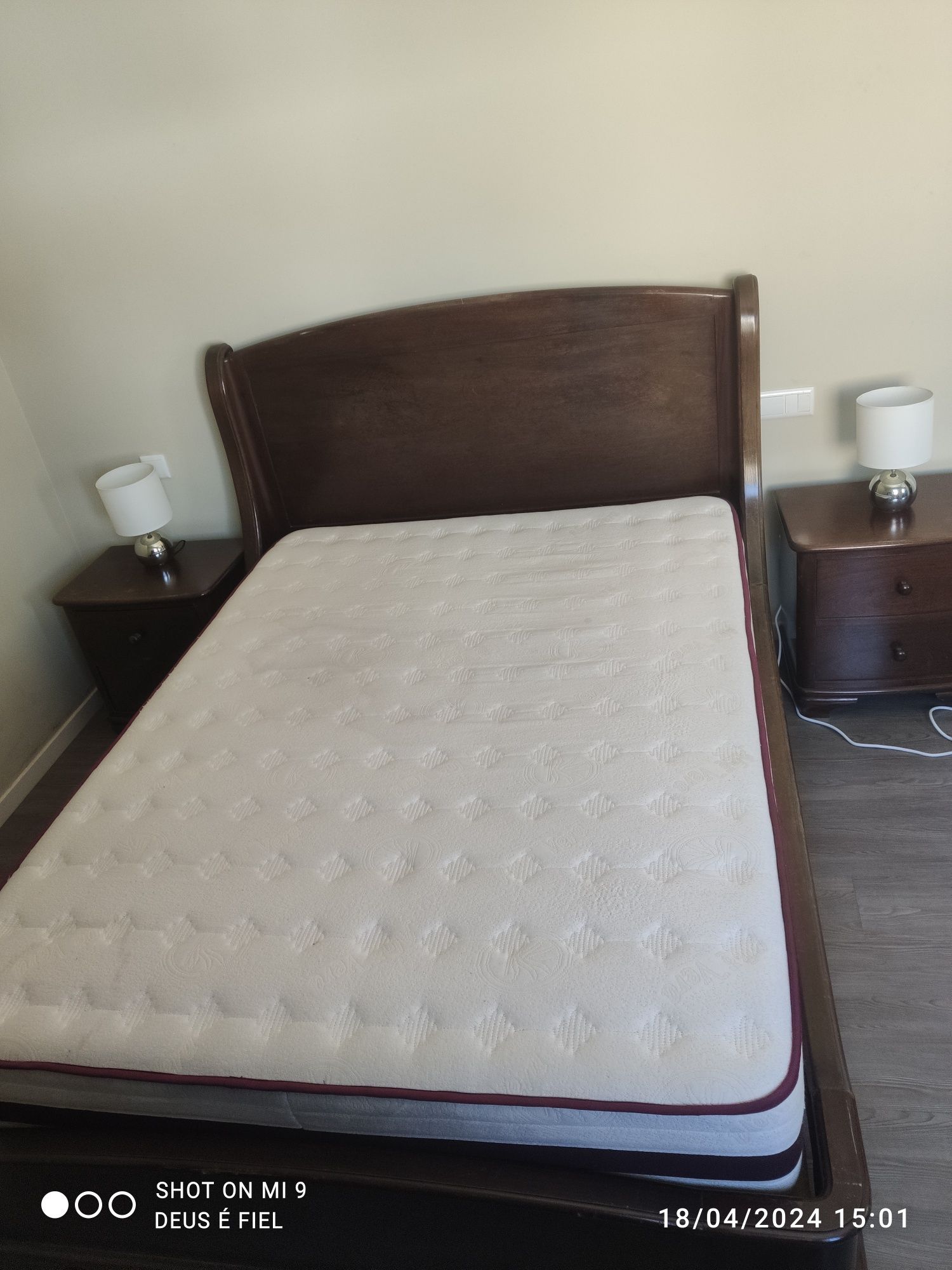 Cama de casal + mesa de cabeceira