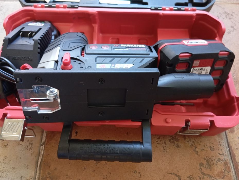 Tico-Tico / serra de recortes Parkside Performance c/bat 4A + carg.