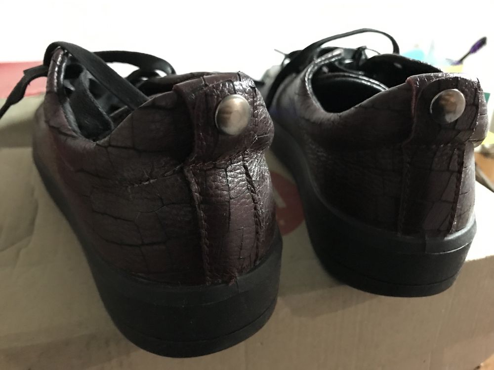 Продам жіночи шкіряні кросівки туфлі макасіни