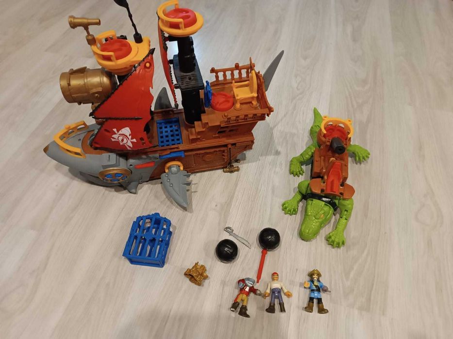 Statek piracki i krokodyl kroczący