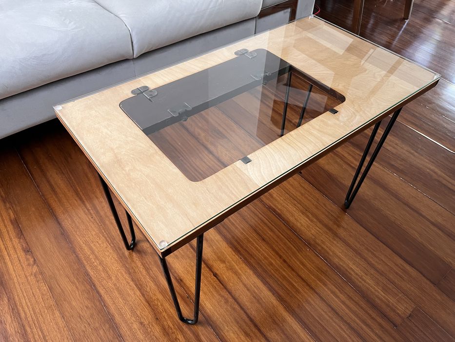 Mesa de centro em madeira e vidro