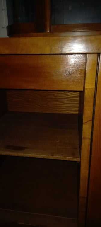 Stara komoda drewniana z witryną