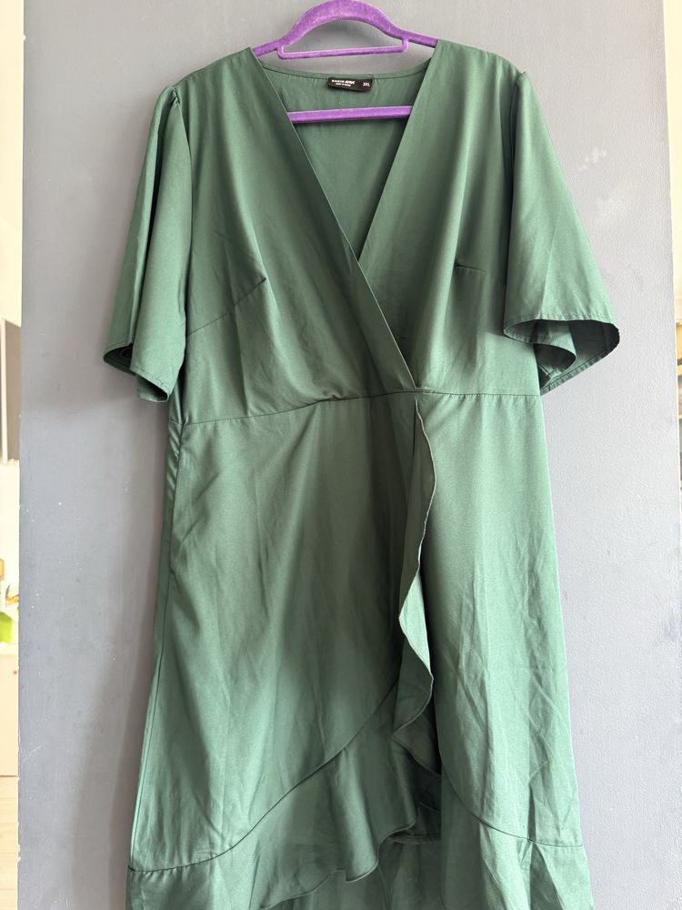 Krótka sukienka z kopertowym dekoltem Shein curve 3XL
