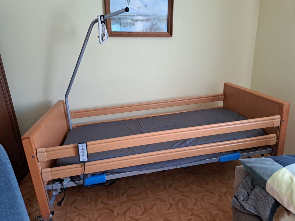 Łóżko rehabiliracyjne z materacem odleżynowym.