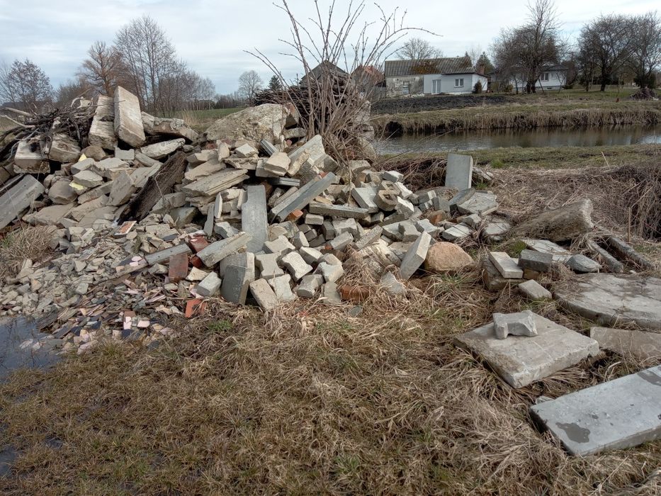 Krawężniki , kostka , gróz betonowy , zbrojone belki .