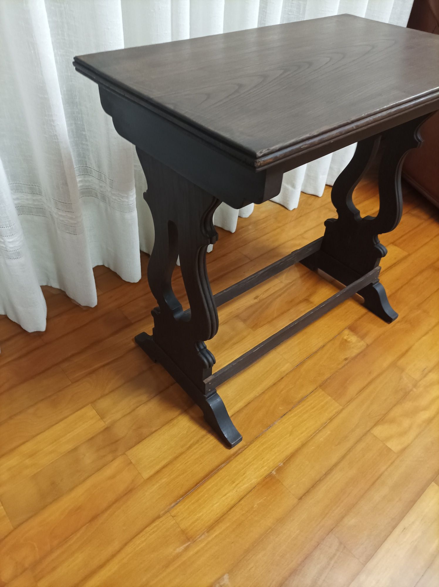 Mesa antiga de apoio restaurada estilo rústico em madeira de castanho