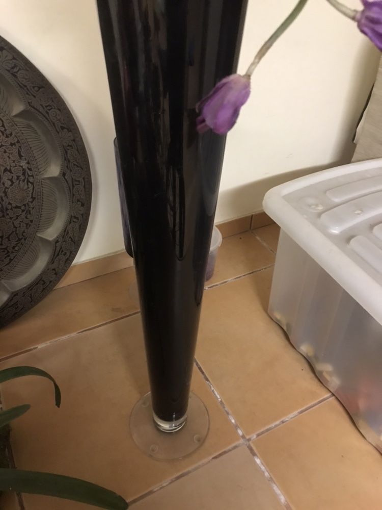 Peça em vidro preto com arranjo de orquídeas
