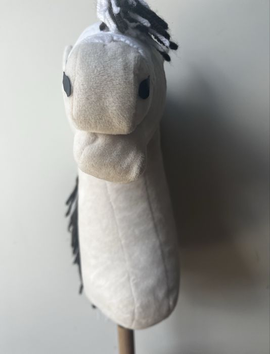 Kremowy jasny hobby horse łatciaty