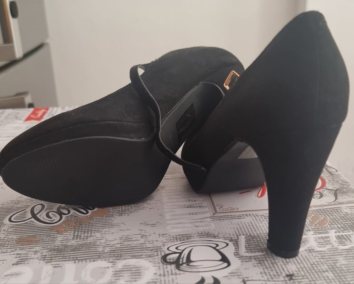 Vendo sapato de salto alto.