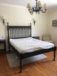 Cama de casal em madeira maciça
