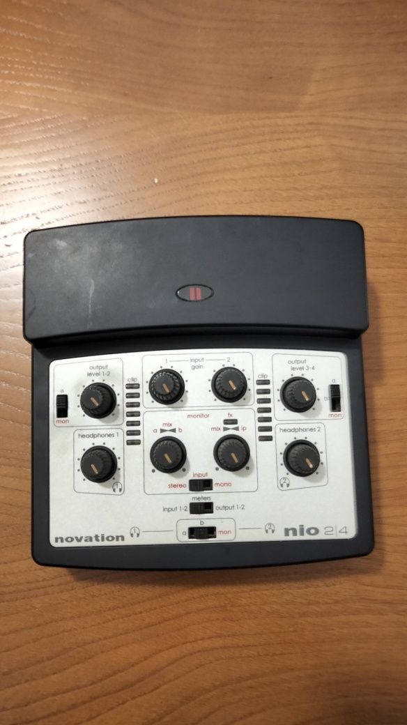 Controlador Novation Nio 2/4