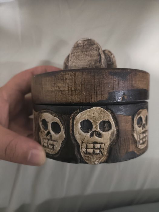 Caixa de madeira com caveiras