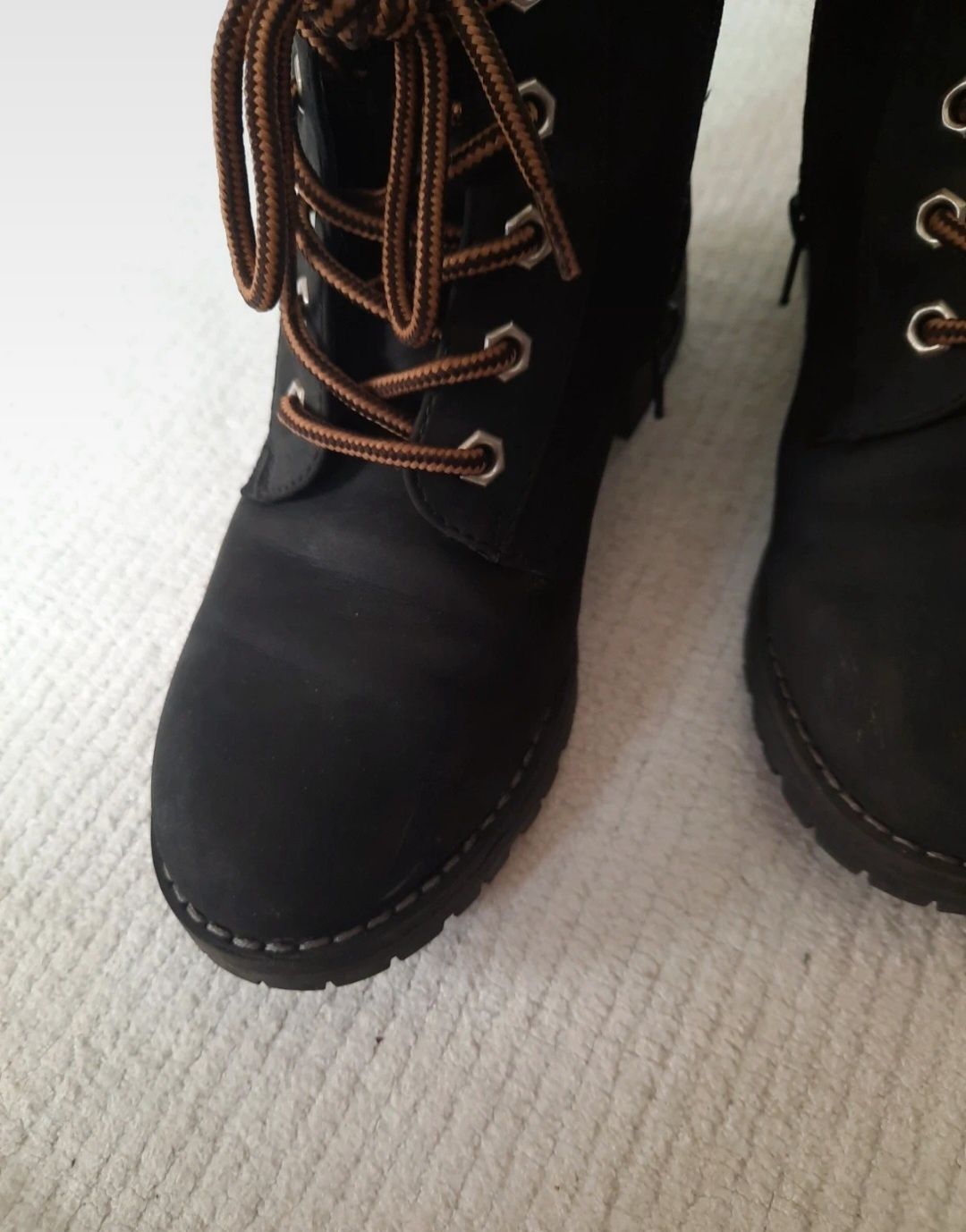 Botas pretas com atacadores