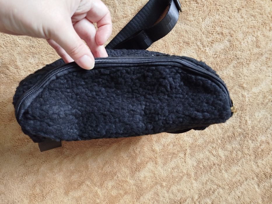 Нова сумка бананка чорна жіноча сумочка плюшева поясна чорна