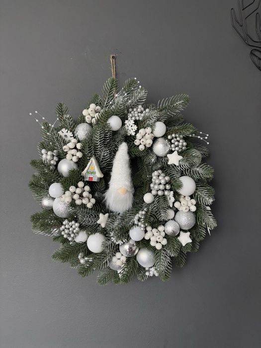 Świąteczny wianek bożonarodzeniowy biało srebrny z krasnalem