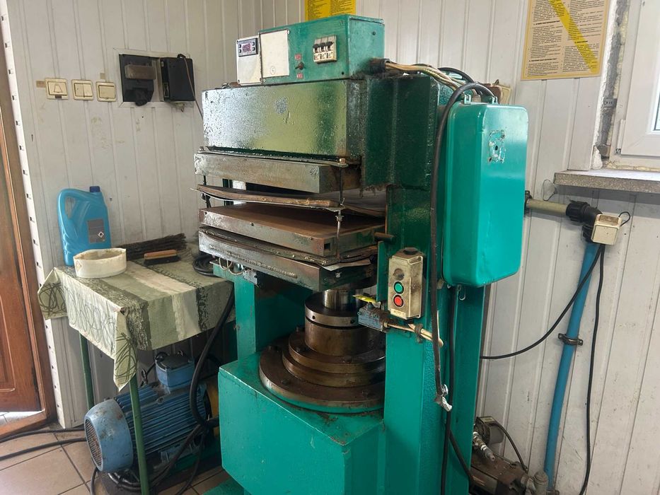 Prasa hydrauliczna - produkcja podkładek stołowych