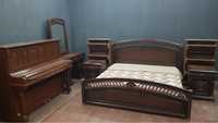 Продам дерев'яний спальний гарнітур