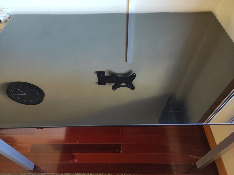 Mesa com tampo em vidro e pernas metálicas