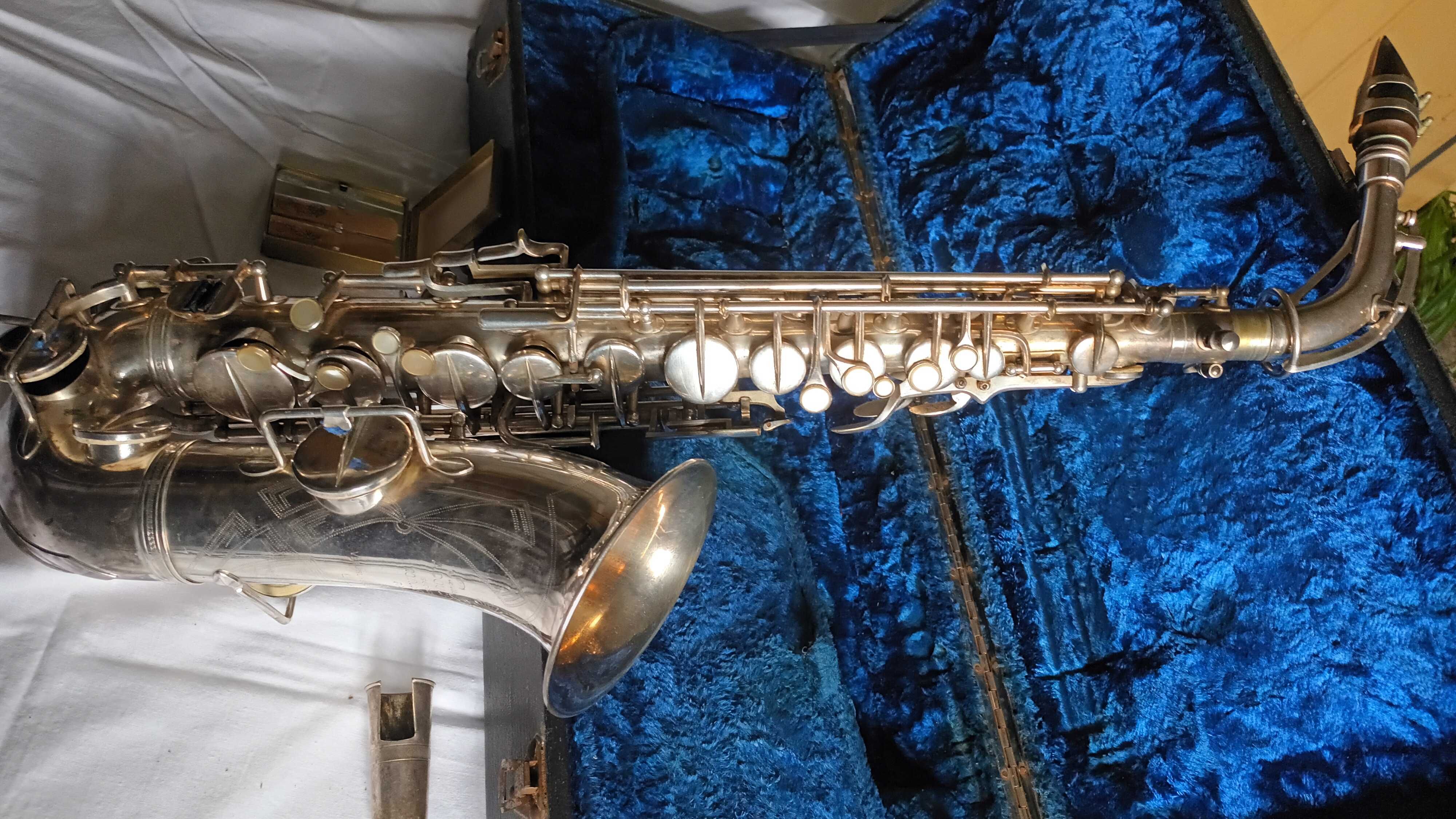 Saxofone vintage marca ADOUCHET & C.