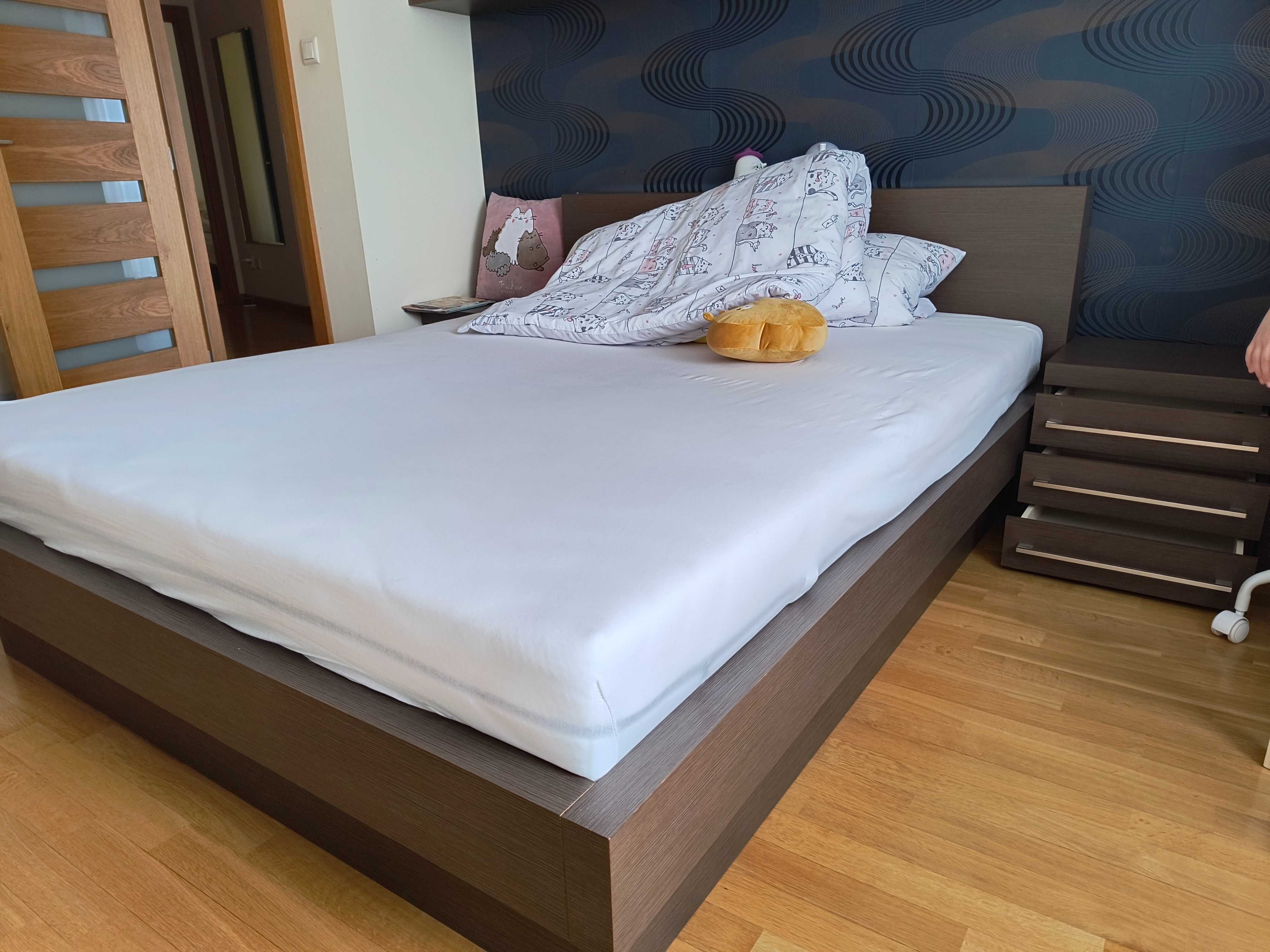 Sprzedam łóżko z materacem nowym 160x200 plus 2 szafki nocne