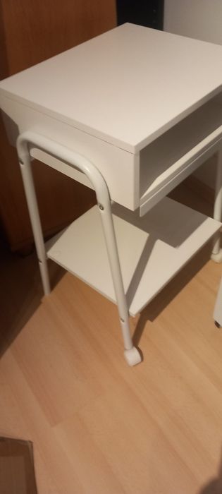 Nocny biały stolik z półkami na kółkach IKEA