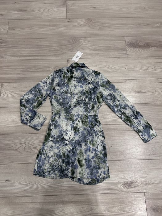 Sukienka satynowa z długim rękawem kosuzlowa idealna na wesele