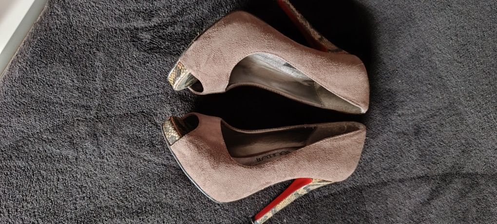 Sapatos de salto n. 35
