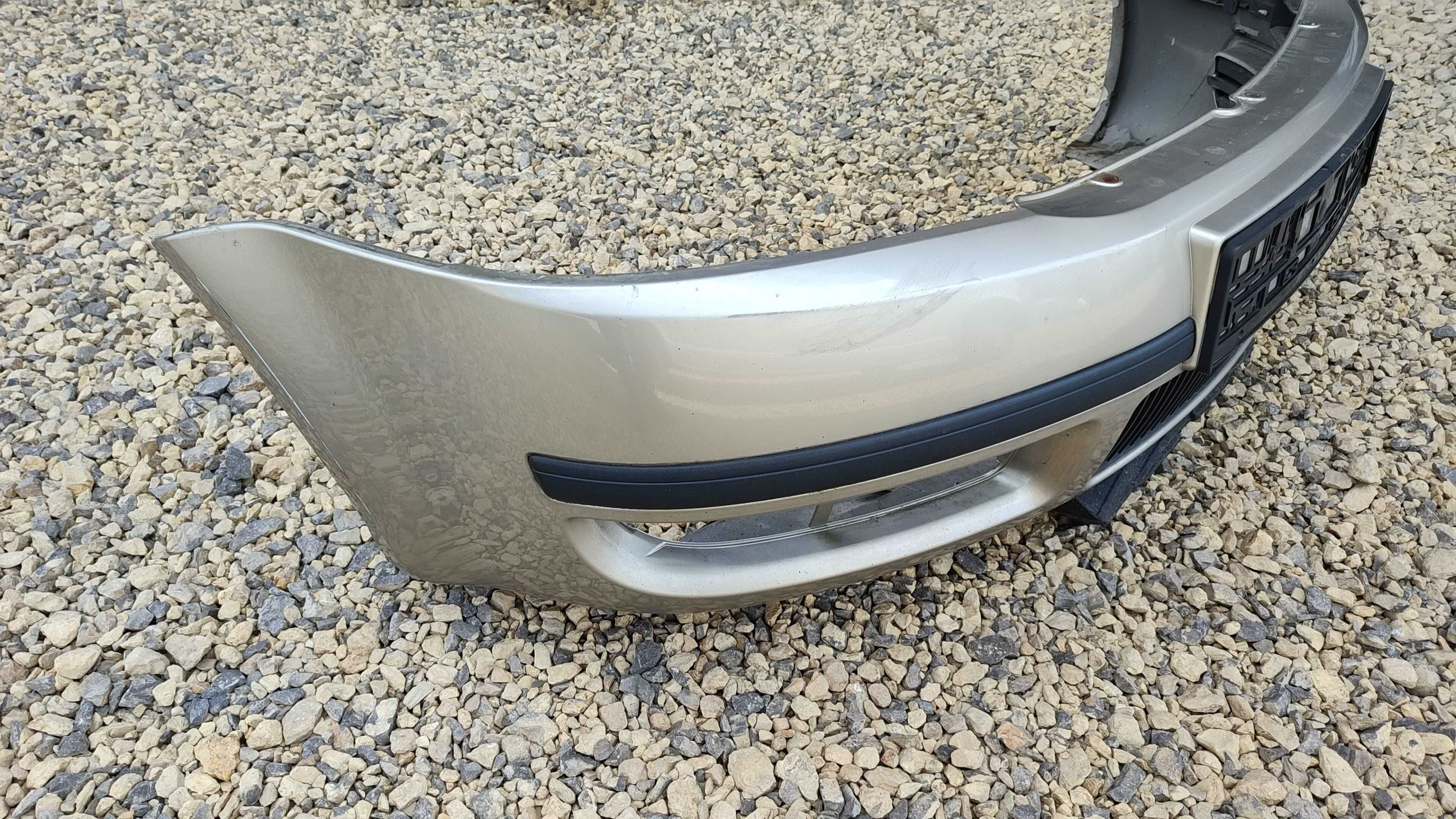 Zderzak Przód kratki Skoda Superb Sedan 01-07.r kol 9201