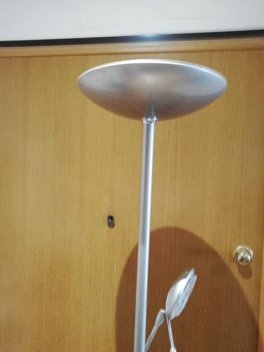 candeeiro de pé alto de aço inox