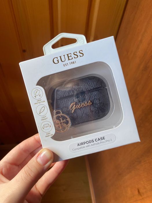 Кейс для навушників Guess