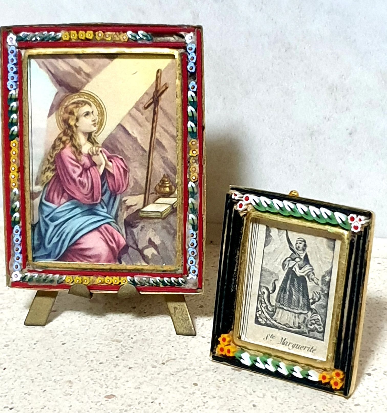 Lindas pequenas molduras com micromosaicos e imagens religiosas