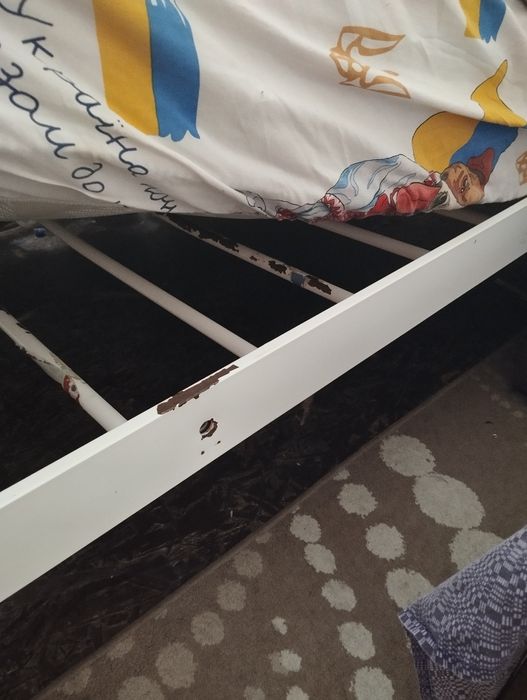 Металеве двухярусне ліжко