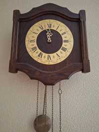 Relógio de parede com pendulo