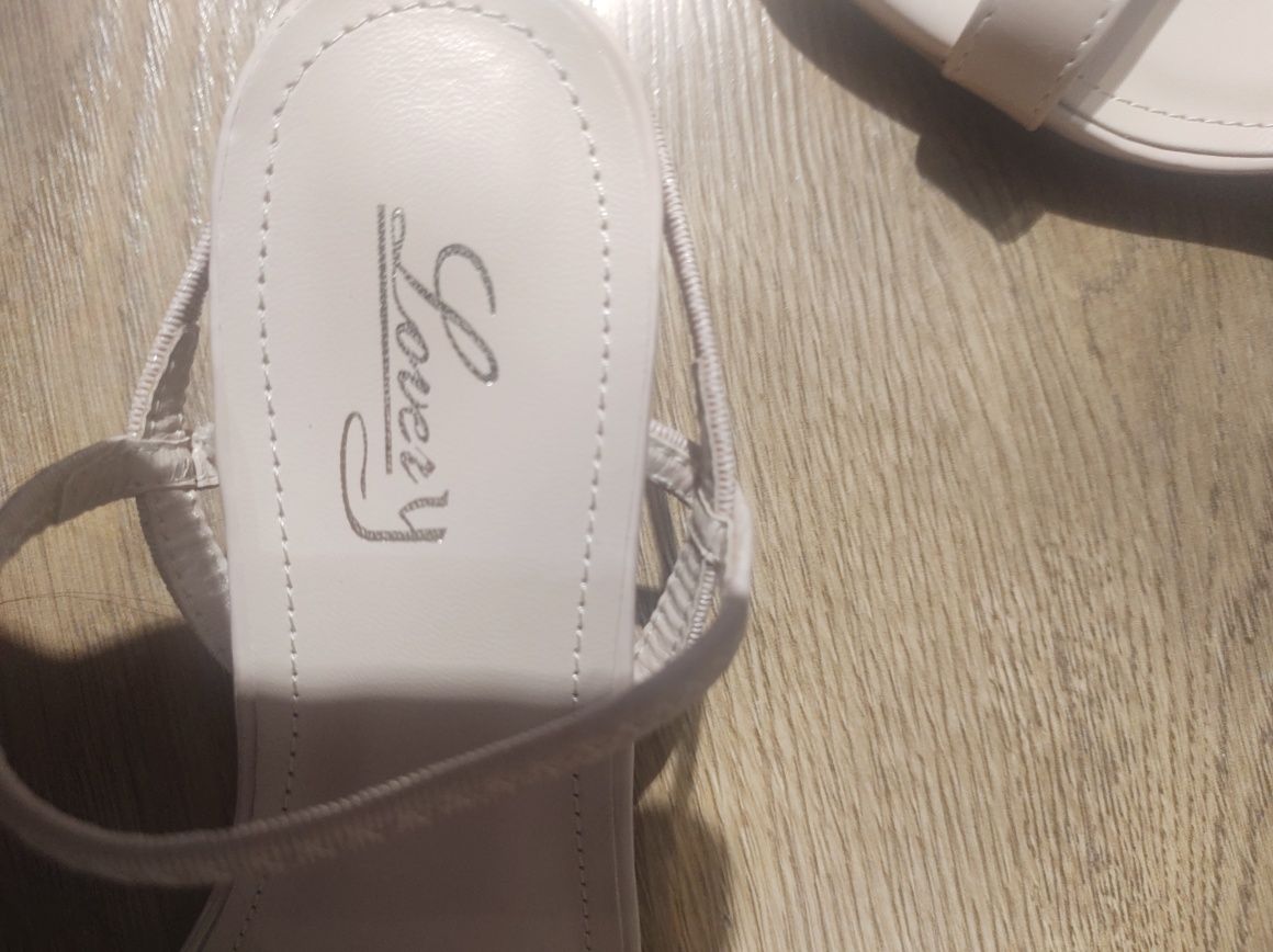 Eleganckie sandałki Lovey – rozmiar 38