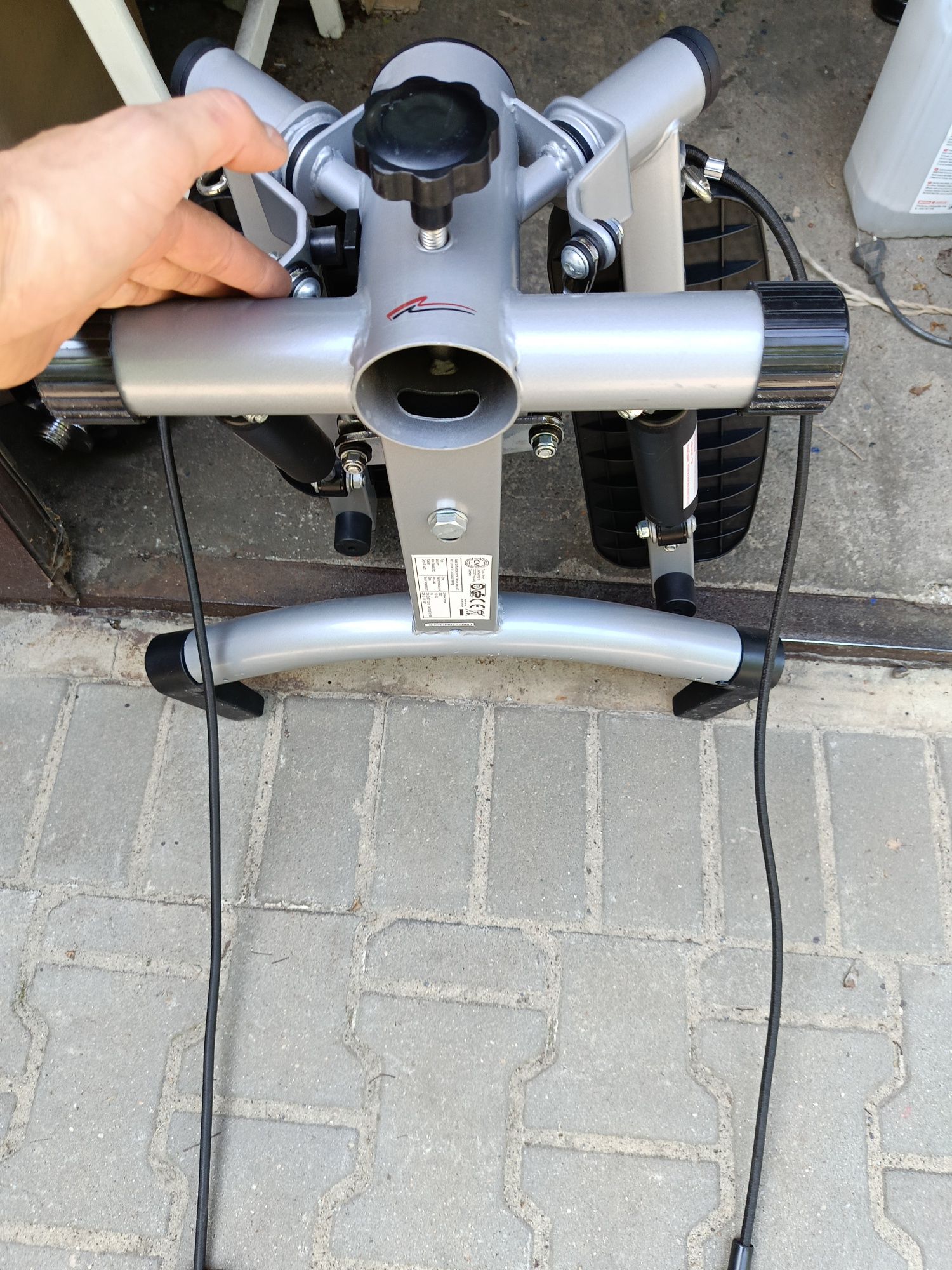 Mini stepper z linkami i licznikiem – sprzęt do ćwiczeń fitness