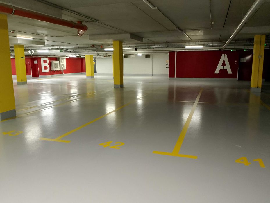 Oznakowanie poziome malowanie pasów linii znaki parking garaż