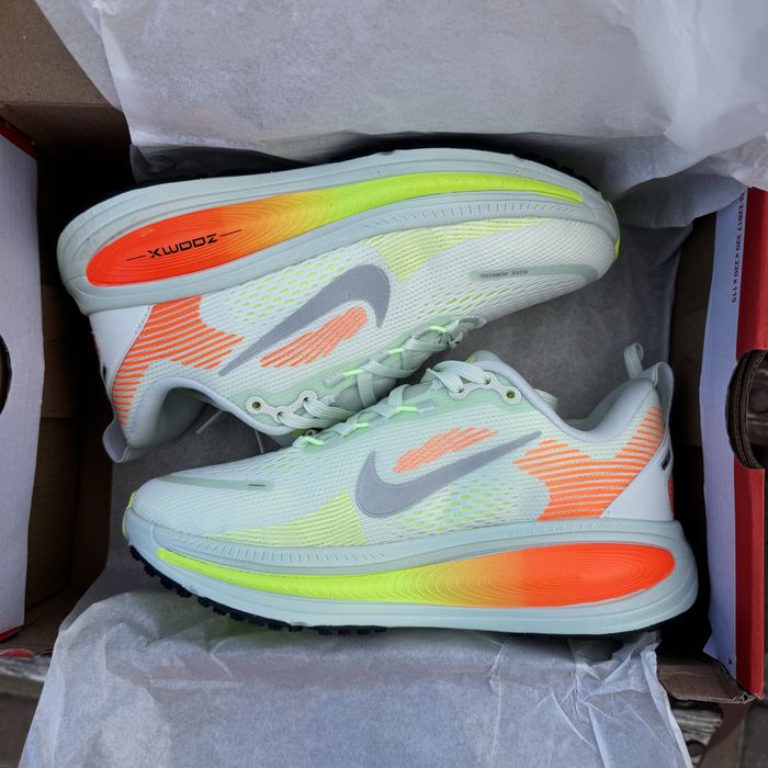 Кросівки: Nike Vomero 18